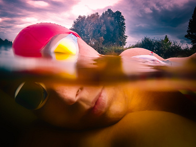 Rotkäppchen loves to swim° illustration kerstin kuntze leica photography pop sport swimming underwater