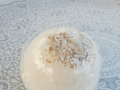 Try Handmade Oatmeal & Honey Bath Bomb - Bombbeatuy