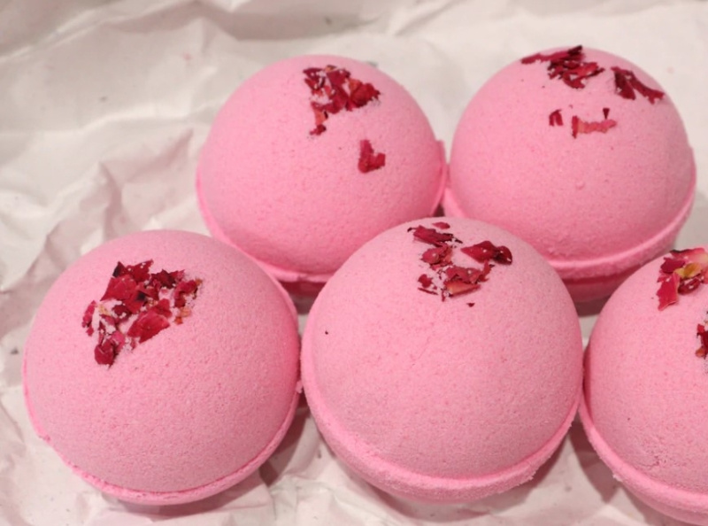 Romantic Pink Bath Bomb with Rose Petals Bombbeatuy by B0mbbeauty on