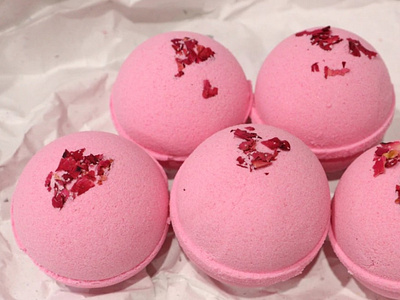 Romantic Pink Bath Bomb with Rose Petals - Bombbeatuy