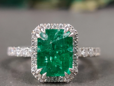 Emerald Gemstone Engagement Ring - Diamondrensu