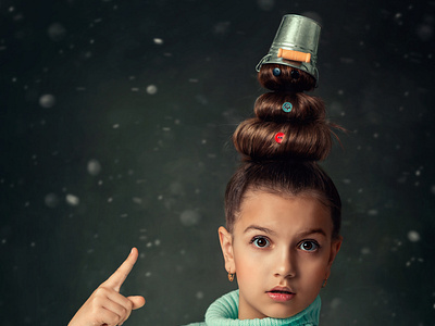 The girl shows her hair. The snowman sits on his head.