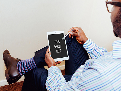 Freebie : Man Using Ipad Air Mockup