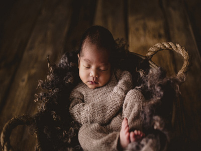 Hire Calgary newborn photographer for your special occasions