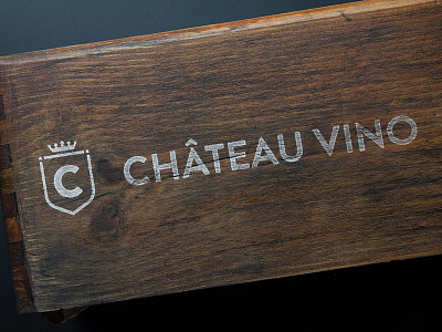 Chateau Vino logo - Winebox mockup box crest crown logo logotype minimal mockup vintage wijn wine winery wood