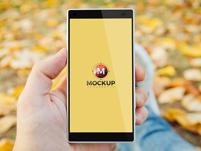 Free Man In Park Holding Smartphone Psd Mockup