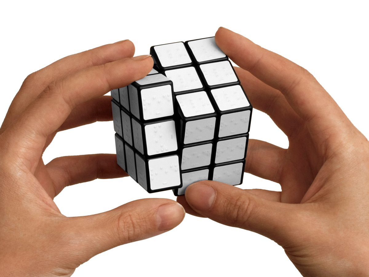 Рука держит кубик Рубика