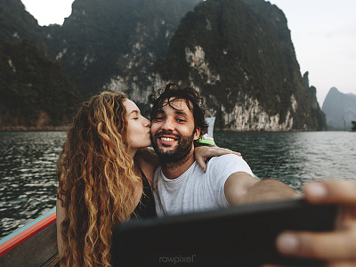 Wanderlust couple -05 boating couple kiss nature photography selfie thailand travel vacation wanderlust