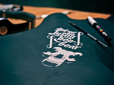 Hooneygan (back) bear bee crâne custom dune dunedzn gang guitare handmade ours posca skull typo typography