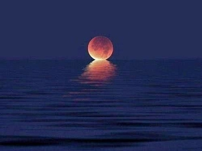 When the moon kisses the ocean