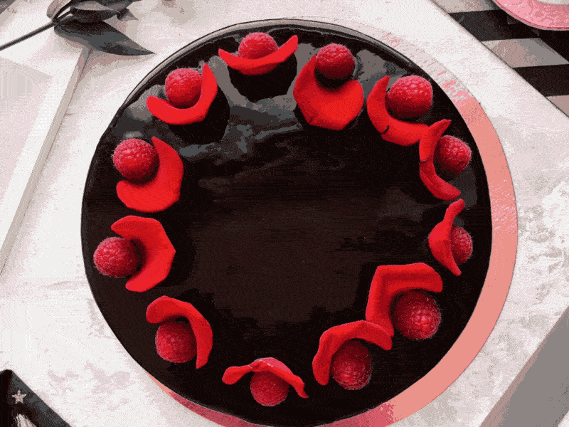 Strawberry cake animation 😋