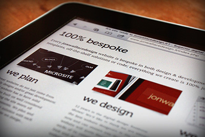 jonwallacedesign.it website design / build jonwallacedesign red typography web design