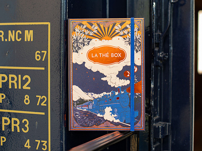 LaThéBox nov 2022 : The Orient Express magic. box color gold foil illustration lines magic packaging