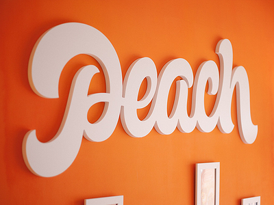 Logo: Peach lettering logo pokras pokraslampas
