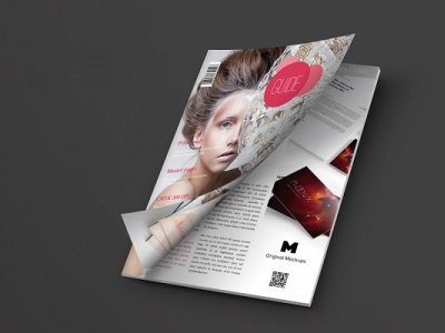 Mockup capa de revista abrindo