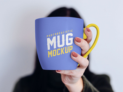 Free Mug In Female Hand Mockup PSD