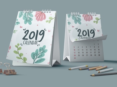 Decorative calendar mockup with pencils Free Psd