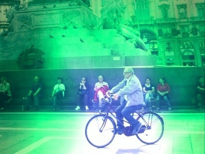 Milan: vibrating vividly (green)