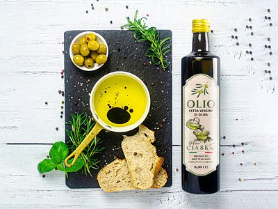 Free Packaging Olive Oil Bottle Mockup PSD