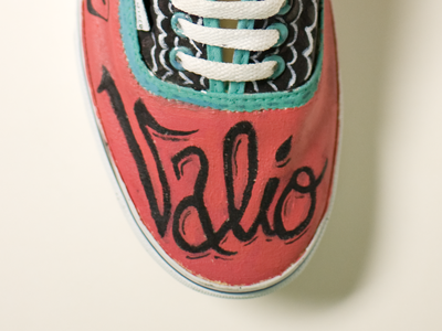 Valio hand-painted shoe black green hand painted illustration red shoe valio con