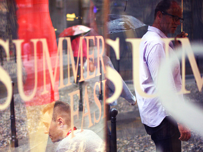 city life 35mm canon milan milano rainy day reflexion showcase street photography