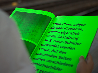 Kurzzeitprojekt 2018 | Editorial a3 berlin blackletter fluorescent font fraktur htw neon neon green s bahn type typografie typography