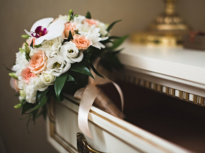 Свежие розы, гвоздики, лилии, живые венки на похороны.