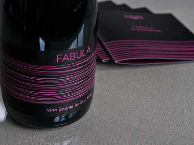 Fabula 2 label lines print typography wine