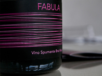 Fabula close_up label lines print typography wine