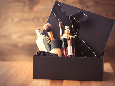 Sparkling Makeup Boxes to Enhance Your Product’s Appearance fashion