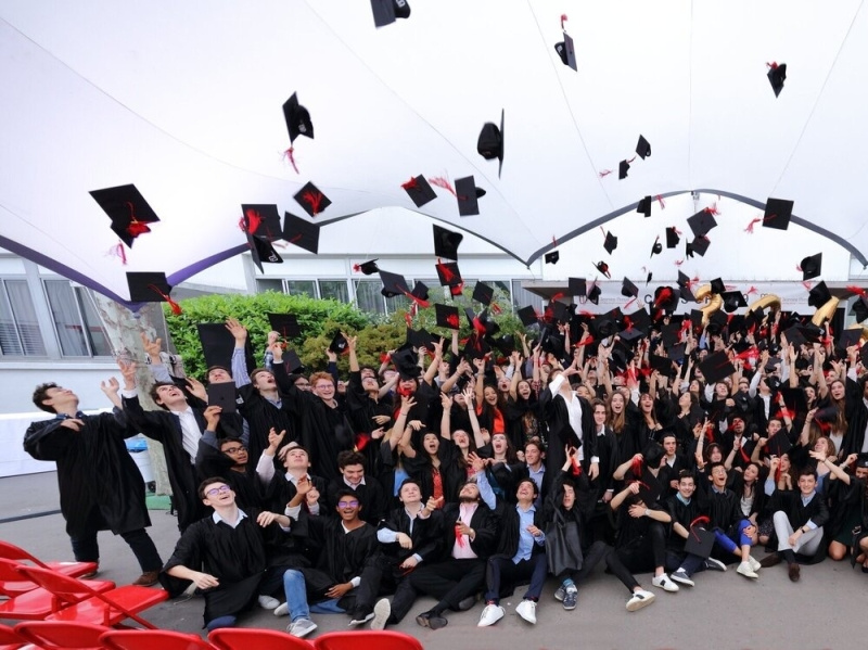Graduation day at Jeannine Manuel School by Ecole Jeannine Manuel on