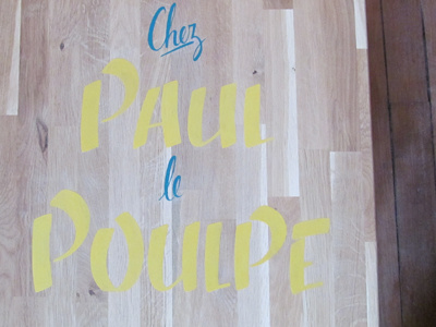 Paul le Poulpe a lettering on table
