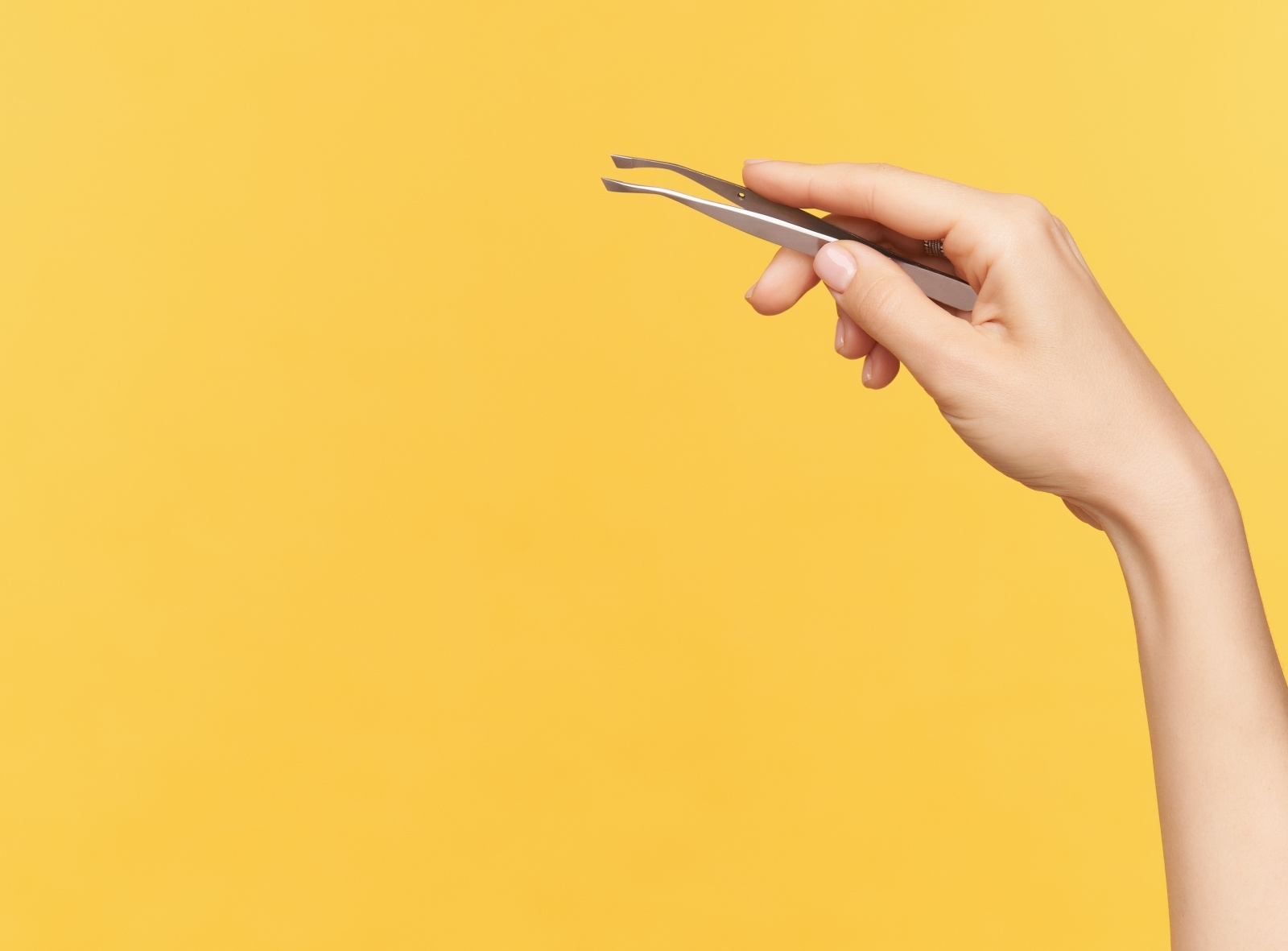 5 Reasons Why Tweezers Are Essential for Your Beauty Routine by Regine