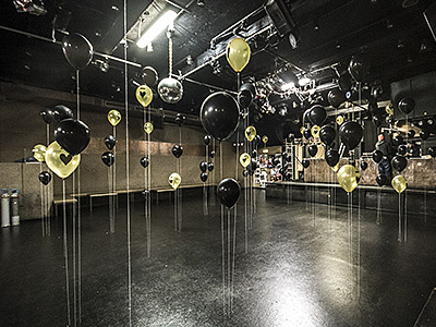 floating – schwarzes herz – one balloon balloons cord grid house installation music nightvision