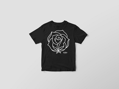 La Flora Organica Logo // T-shirt Mockup