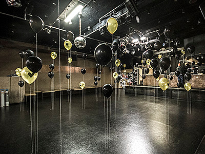 floating – schwarzes herz – one balloon balloons cord grid house installation music nightvision