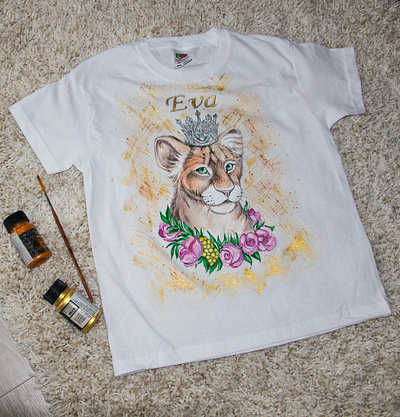 Hand-painted t-shirt for a girl, lion apparel drawing fashion hand painted handmade illustration paint painting style wear