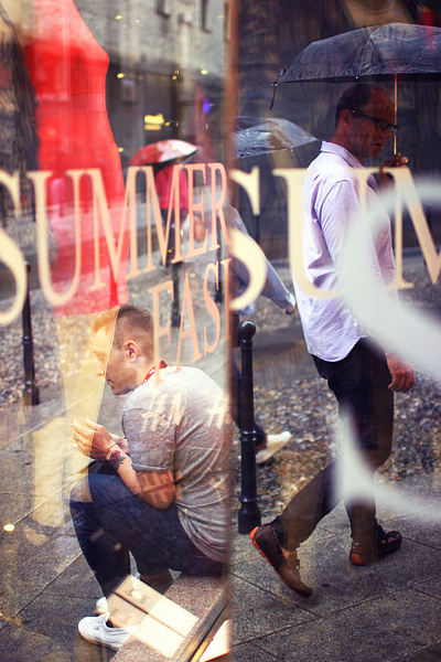 city life 35mm canon milan milano rainy day reflexion showcase street photography