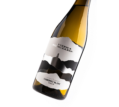 Winnica Niemczańska foxtrot foxtrot studio foxtrotstudio label label design labeldesign package design packaging packaging design poland wine bottle wine branding wine label wine label design