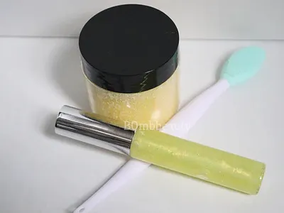 All About My Lips | Set of Lip Scrub & Lip Gloss - Bombbeauty oatmealbathbomb