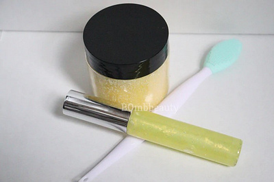 All About My Lips | Set of Lip Scrub & Lip Gloss - Bombbeauty oatmealbathbomb