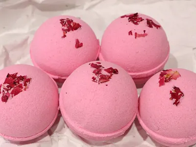 Romantic Pink Bath Bomb with Rose Petals - Bombbeatuy bubblebath