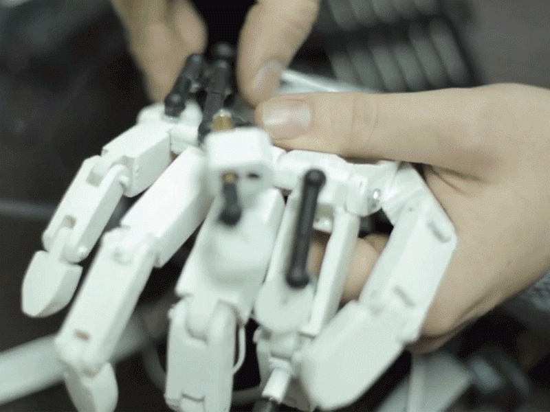 Bringing off-line retail experience on-line advertising brand experience cell digital advertising e commerce phone retail robotic hand robotics yota