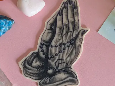 Alternative praying hands. fakeskin hands horror horrorhands practicetattoo praying prayinghands reelskin rosary rosarybeads spider tattooapprentice tattooartist uktattoo