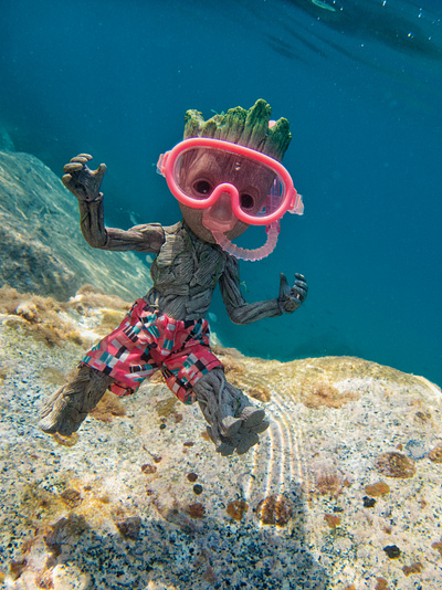 Fun fun fun! Underwater with Groot!