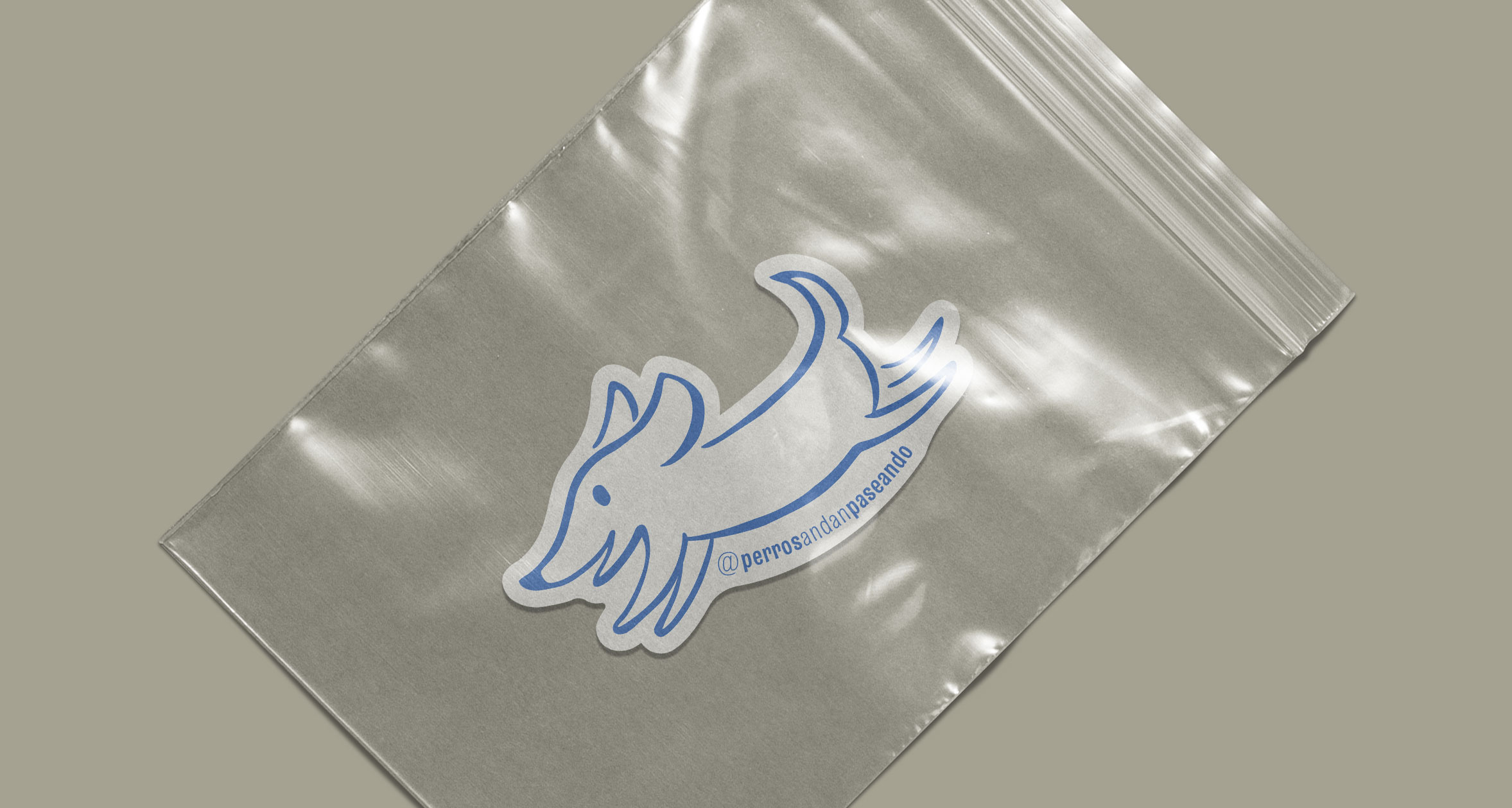 Perros andan paseando