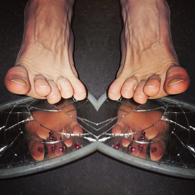 Feet Freestyle On Broken Mirror!!!! broken mirror exercice de style feet feet freestyle feetworld