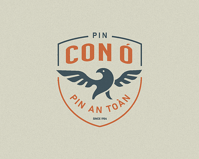 Pin Con Ó - Vintage Hawk, Eagle battery logo emblem battery branding design eagle graphic design hawk illustration logo mythology typography ui ux vector vintage