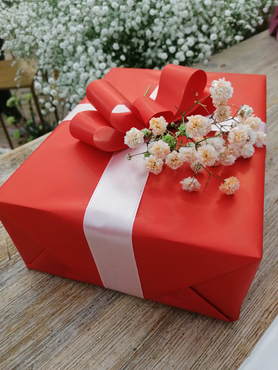 Gift wrapping-red decor design floristic